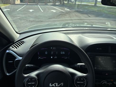 Used 2025 Kia Soul LX w/ LX Technology Package FWD image 29