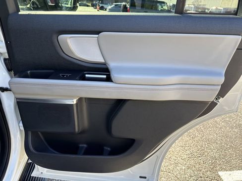 Used 2025 Ford Expedition Active image 18