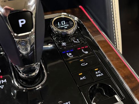 Used 2022 Bentley Flying Spur Plug-In Hybrid image 68