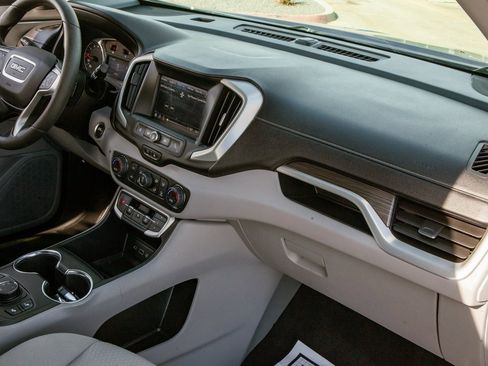 Used 2022 GMC Terrain SLE w/ Driver Convenience Package image 11