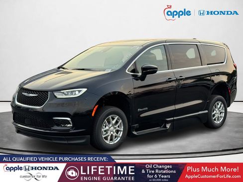 Used 2026 Chrysler Pacifica Select FWD image 5
