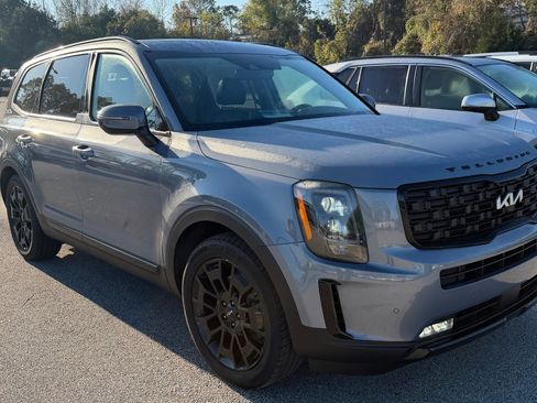 Used 2022 Kia Telluride SX w/ SX Prestige Package image 3