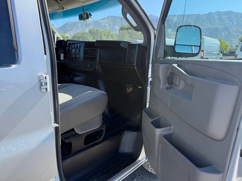 Used 2016 GMC Savana 3500 LT w/ LT Preferred Equipment Group RWD image 18