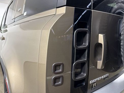 Used 2021 Land Rover Defender 110 SE image 29