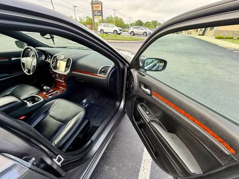 Used 2013 Chrysler 300 AWD w/ Driver Convenience Group image 8