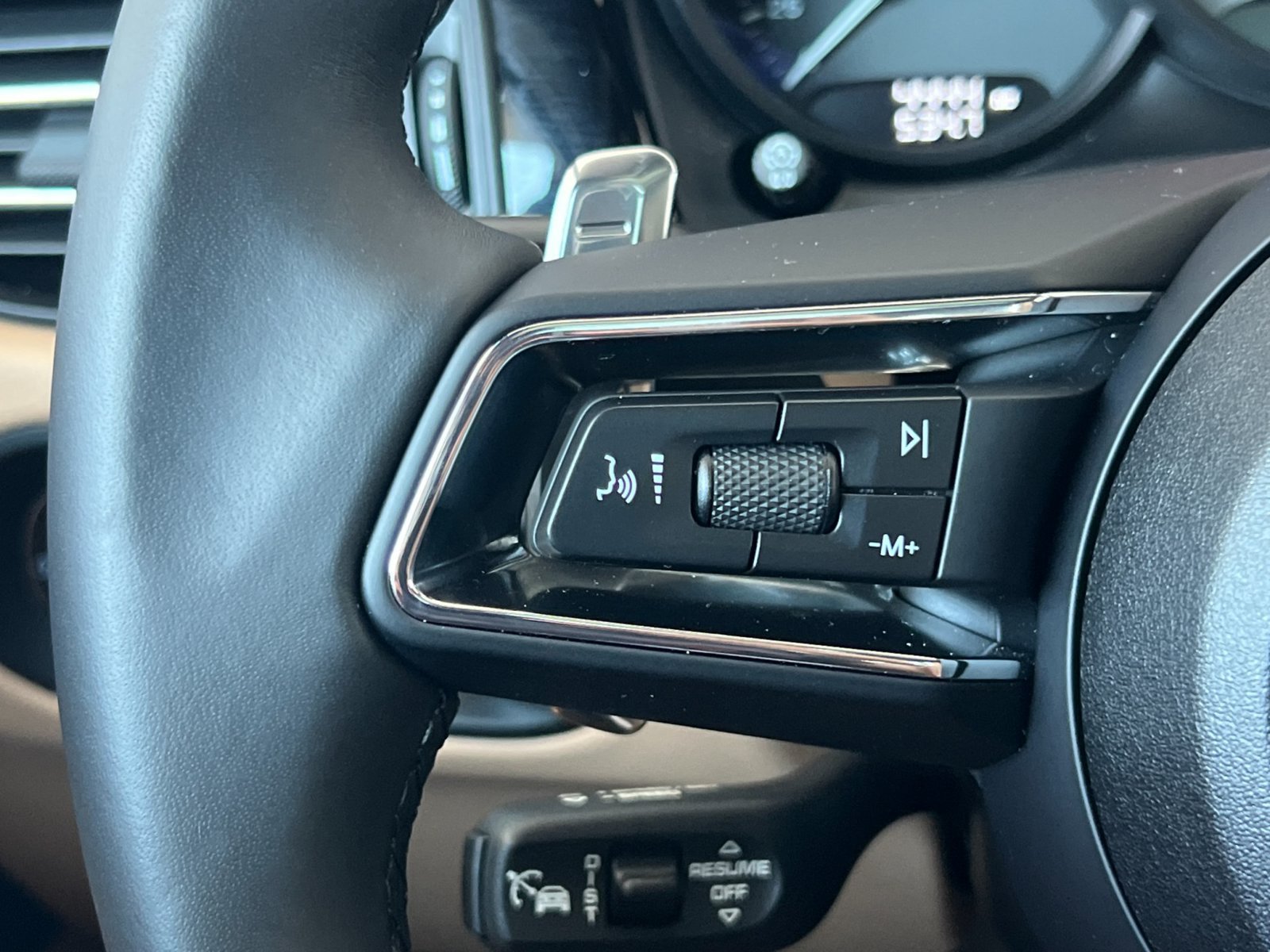 Certified 2025 Porsche Macan S AWD/4WD image 28