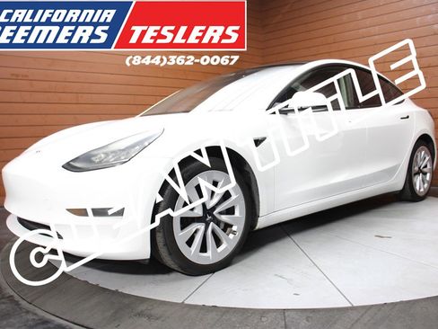 Used 2022 Tesla Model 3 Standard Range image 1