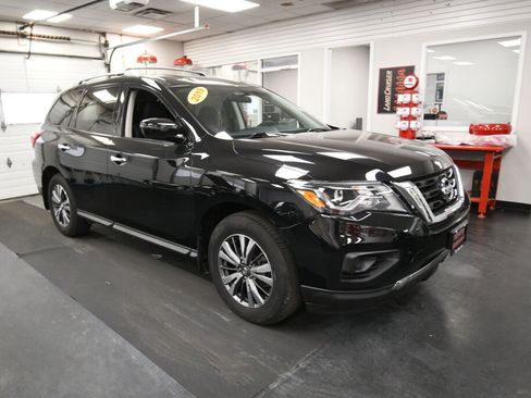 Used 2019 Nissan Pathfinder S image 2