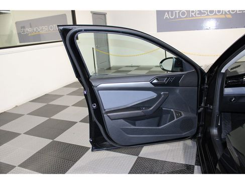 Used 2025 Volkswagen Jetta SE image 11