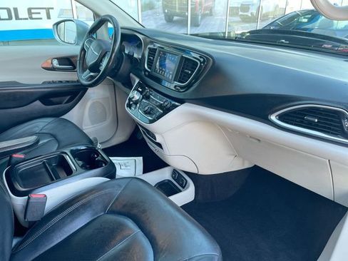 Used 2019 Chrysler Pacifica Touring-L image 26