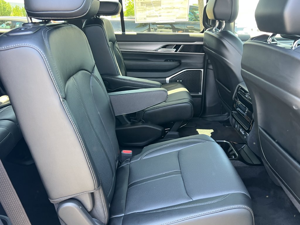 New 2025 Jeep Wagoneer L Series II AWD/4WD image 17