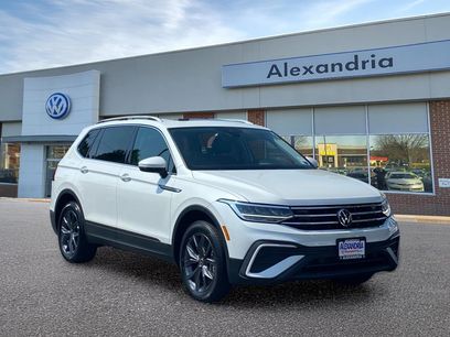 Used 2023 Volkswagen Tiguan SE w/ Panoramic Sunroof Package