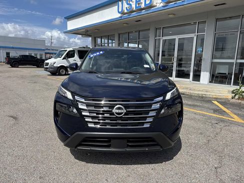 Used 2024 Nissan Rogue SV image 2