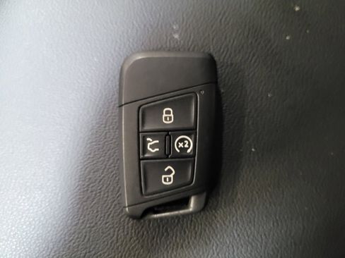Used 2023 Volkswagen Taos SE w/ Panoramic Sunroof Package FWD image 32