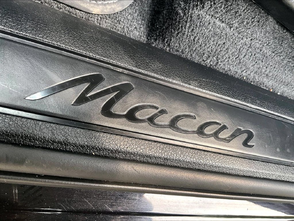 Certified 2025 Porsche Macan AWD/4WD image 34