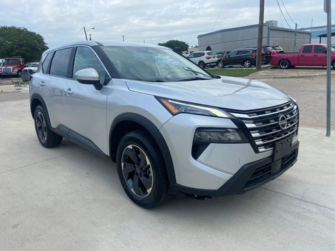 Used 2024 Nissan Rogue SV FWD image 1