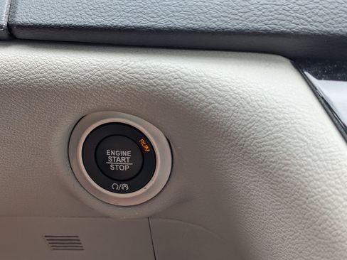 Used 2024 Chrysler Pacifica Touring-L FWD image 17
