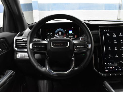 Used 2025 GMC Acadia Elevation image 8