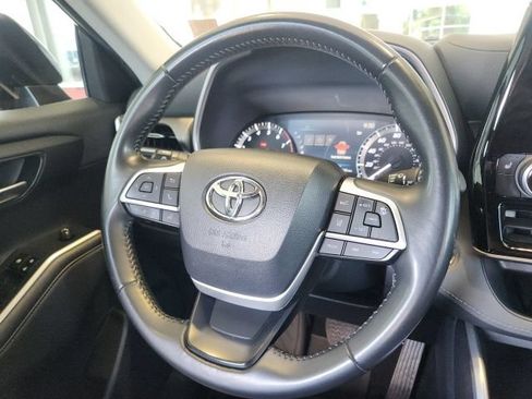 Used 2023 Toyota Highlander XLE AWD/4WD image 20