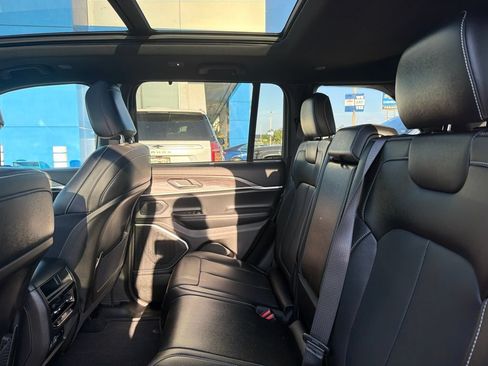 Used 2024 Jeep Grand Cherokee Limited w/ Luxury Tech Group II RWD image 10