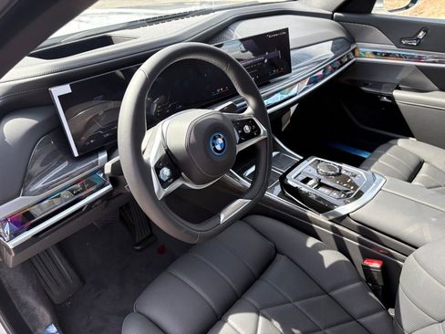Used 2025 BMW i7 xDrive60 w/ Premium Package image 15