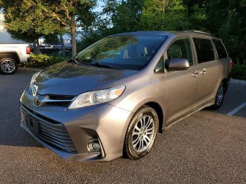 Used 2020 Toyota Sienna XLE FWD image 2