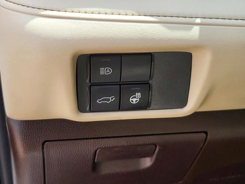Used 2020 Toyota Highlander Limited FWD image 24