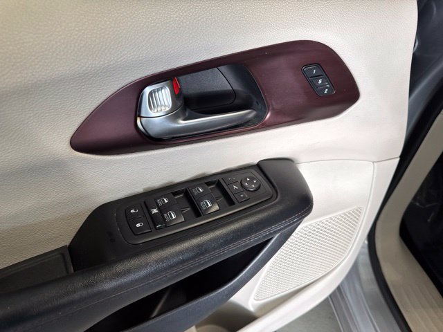 Used 2020 Chrysler Pacifica Limited FWD image 46