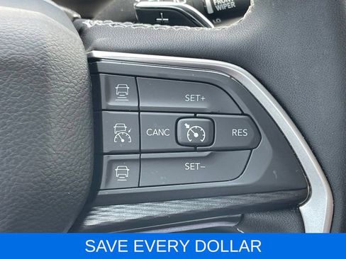 Used 2025 Jeep Grand Cherokee Laredo AWD/4WD image 18