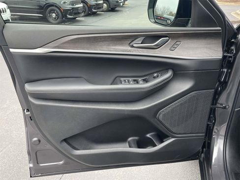 New 2025 Jeep Grand Cherokee L Limited image 28