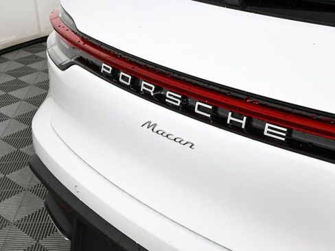 Certified 2025 Porsche Macan AWD image 38