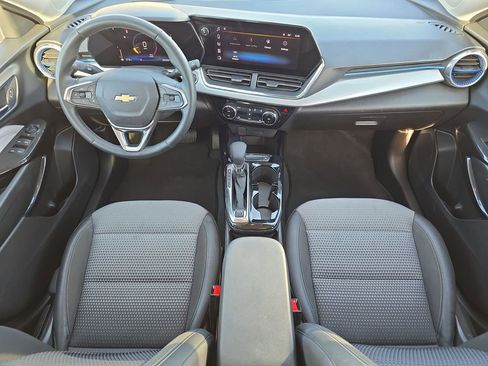 Used 2025 Chevrolet Trax LT w/ LT Convenience Package FWD image 9