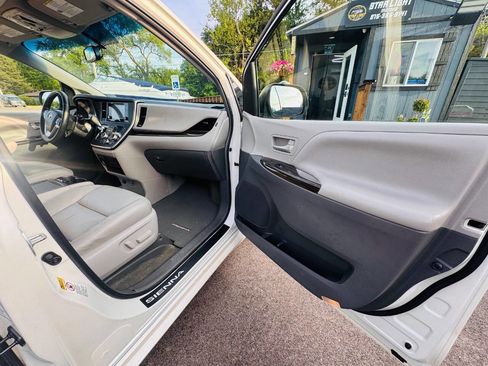 Used 2015 Toyota Sienna XLE w/ XLE Navigation Package FWD image 15