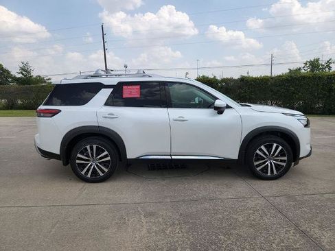 Certified 2025 Nissan Pathfinder Platinum w/ Cargo Package FWD image 4