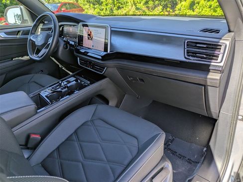 Used 2025 Volkswagen Atlas Cross Sport SE image 32