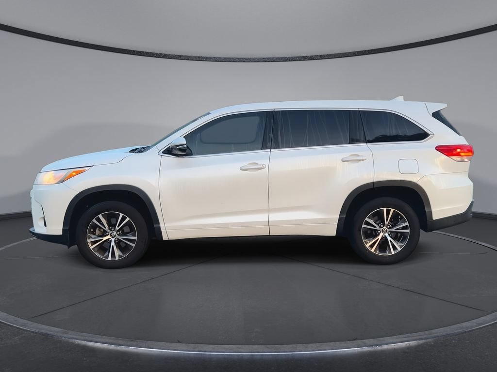 Used 2017 Toyota Highlander Plus FWD image 5