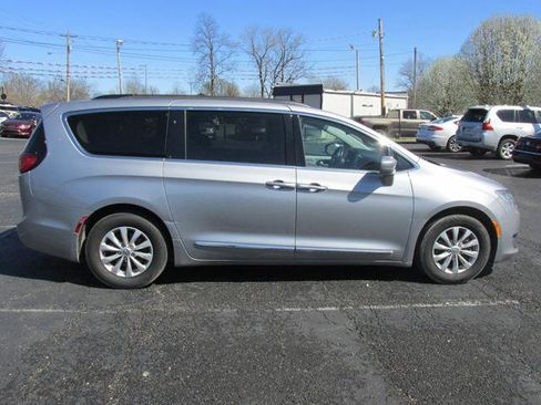 Used 2017 Chrysler Pacifica Touring-L FWD image 3