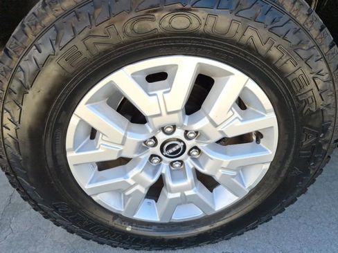 Used 2022 Nissan Frontier SV w/ SV Premium Package image 6