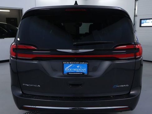Used 2023 Chrysler Pacifica Touring-L image 6
