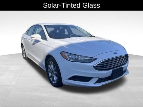 Used 2017 Ford Fusion SE image 1