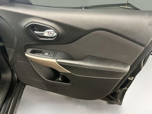 Used 2017 Jeep Cherokee Sport AWD/4WD image 32