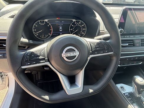 Used 2025 Nissan Altima 2.5 SV FWD image 25