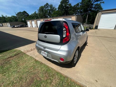 Used 2017 Kia Soul + image 2