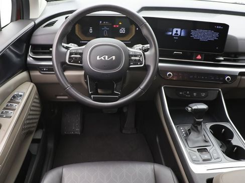 Used 2025 Kia Carnival FWD image 12