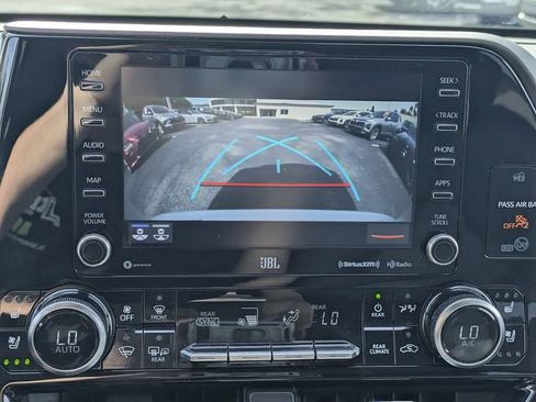 Used 2020 Toyota Highlander Limited FWD image 23