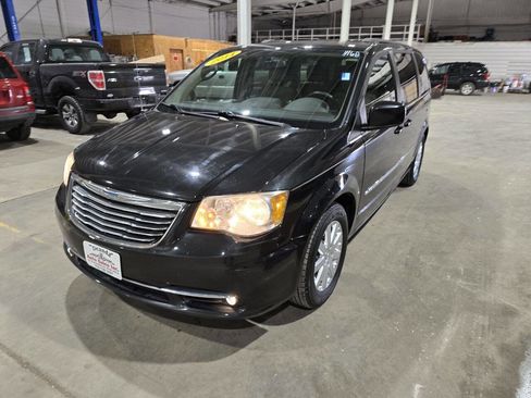 Used 2013 Chrysler Town & Country Touring image 2