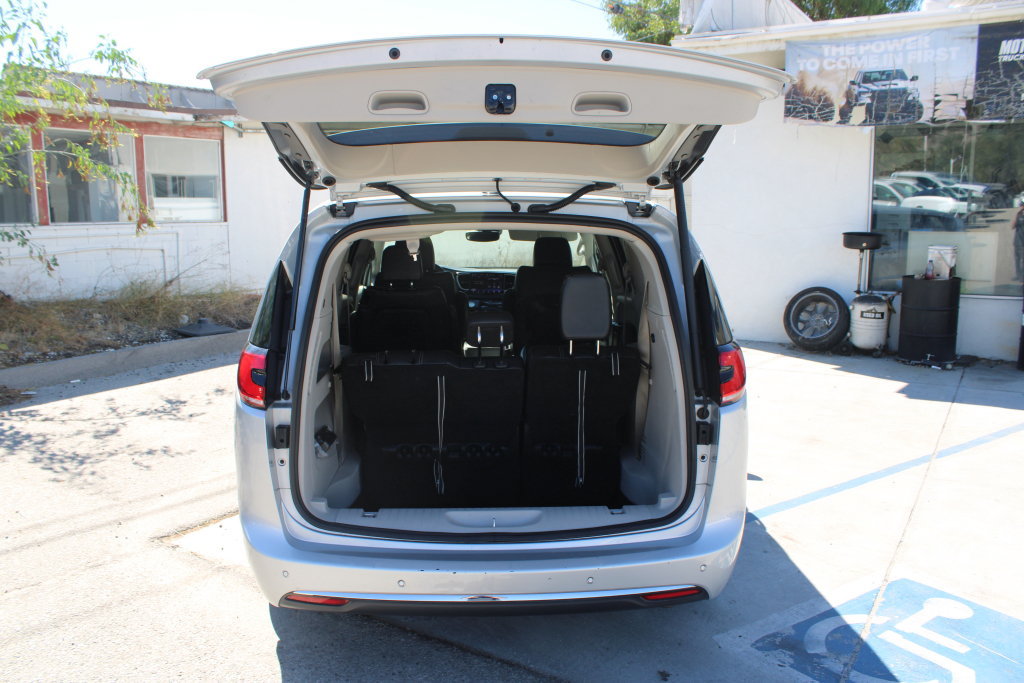 Used 2024 Chrysler Pacifica Touring-L FWD image 11