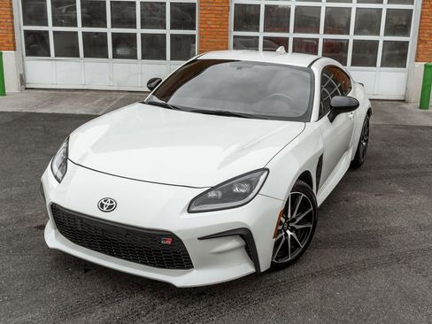 Used 2024 Toyota GR86 image 2