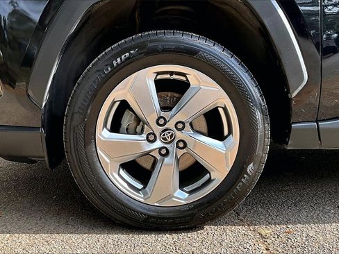 Used 2021 Toyota RAV4 XLE Premium image 31