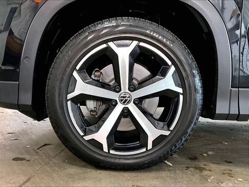 Used 2025 Volkswagen Tiguan SE w/ Panoramic Sunroof Package image 11